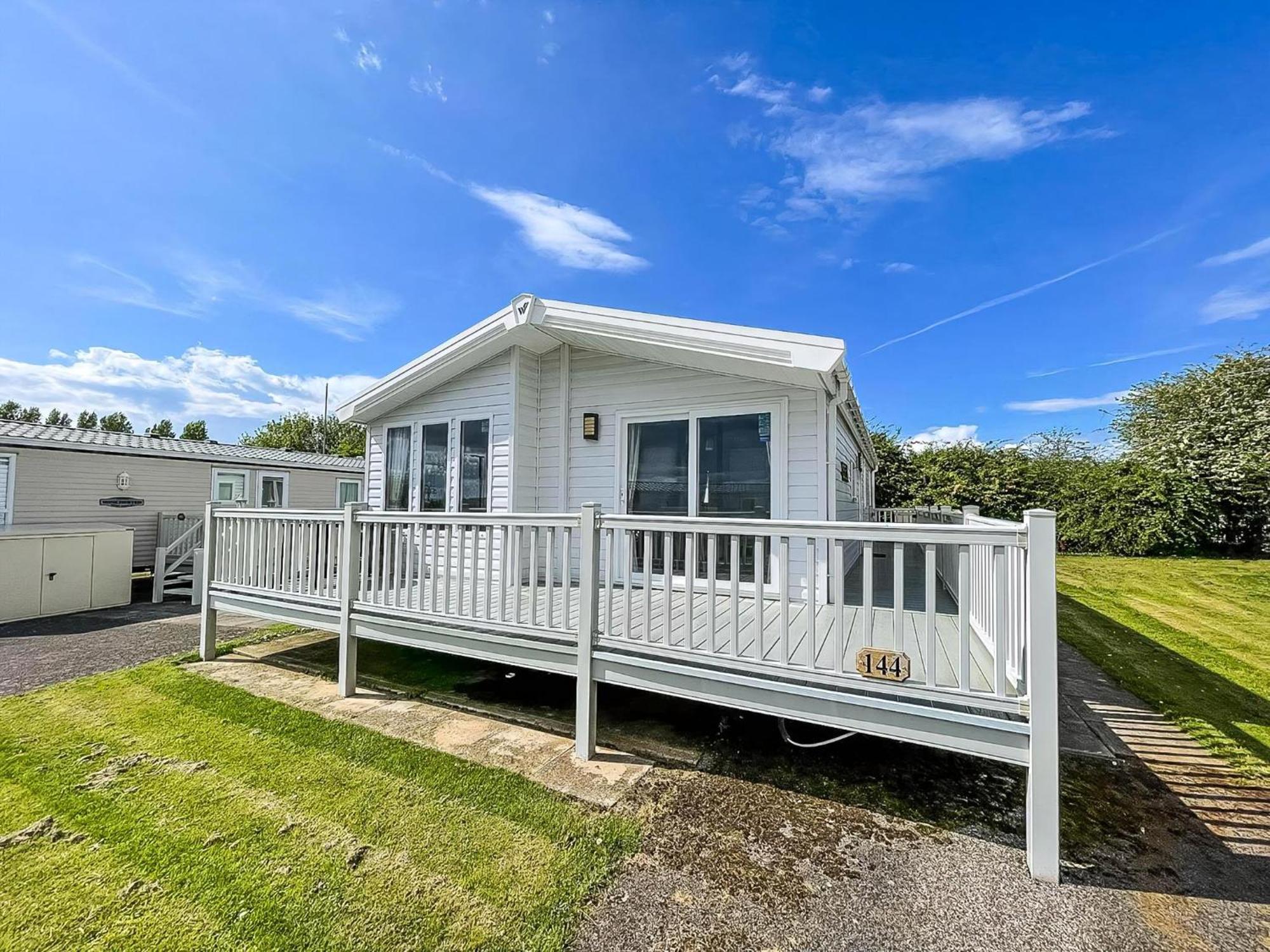 Luxury Lodge With Decking In Hunstanton At Manor Park Ref 23144K Bagian luar foto